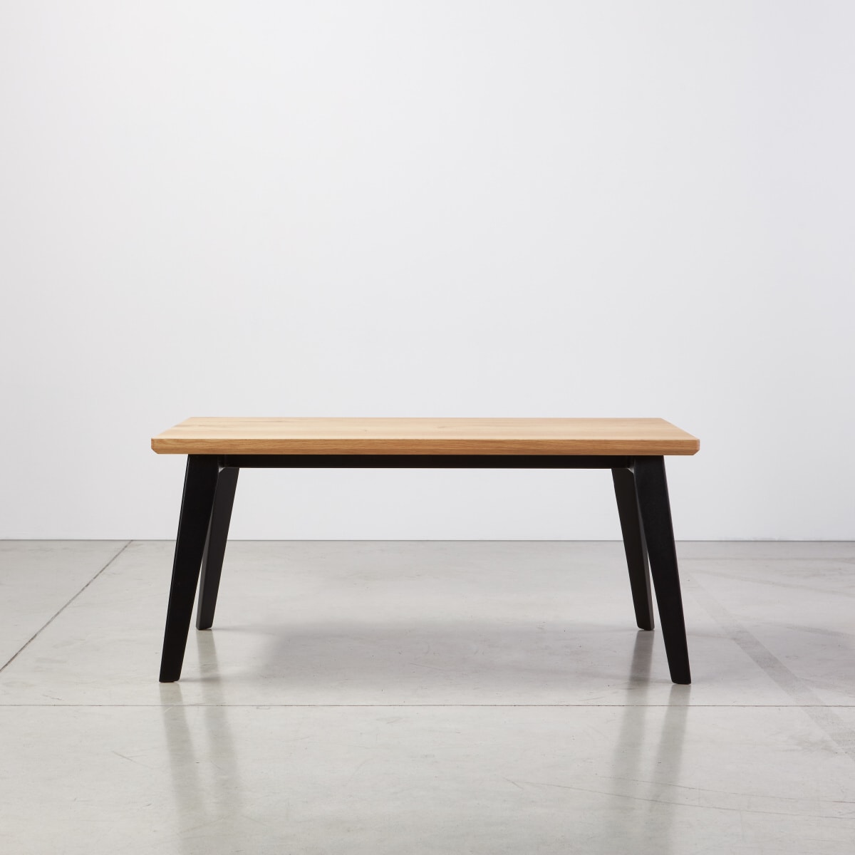 Moderní konferenční stolek s ocelovou podnoží a dubovou deskou