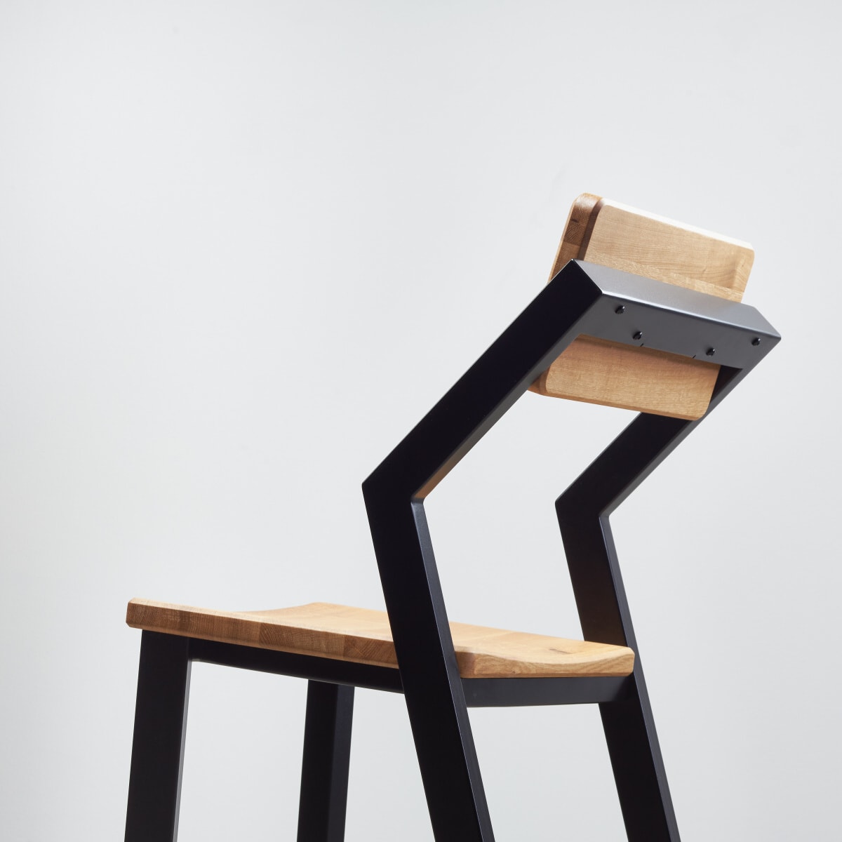 Dubová židle s pevným kovovým rámem