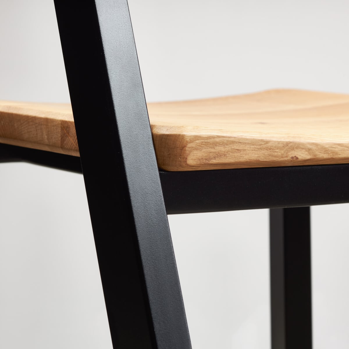 Detail kovové židle Zeta
