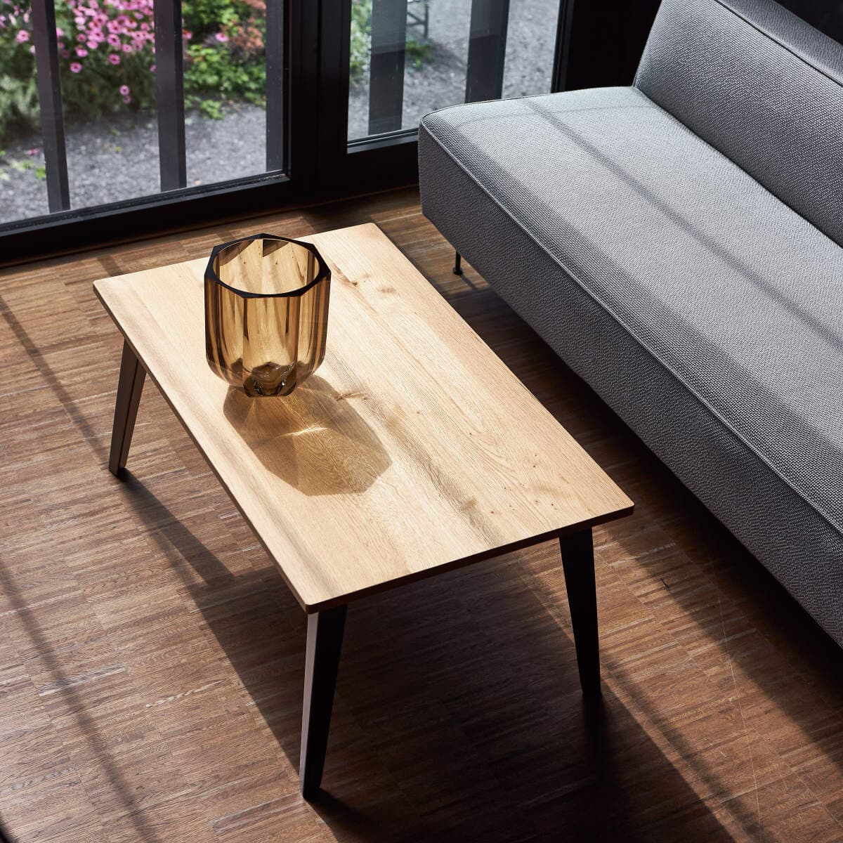 Designový konferenční stolek s dubovou deskou a kovovýma nohama.