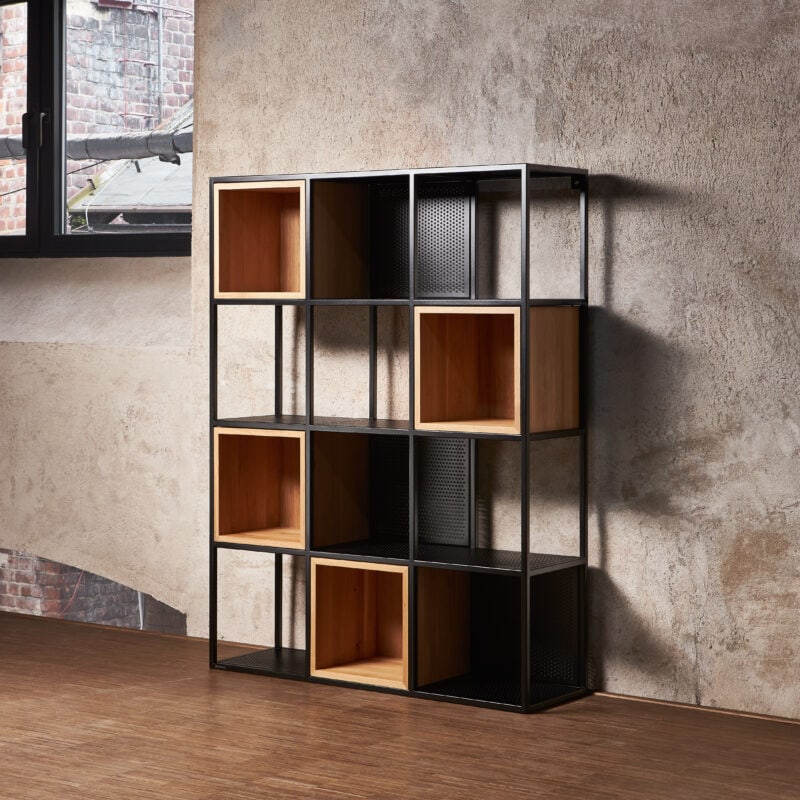 Designové černé police s vloženými dřevěnými boxy