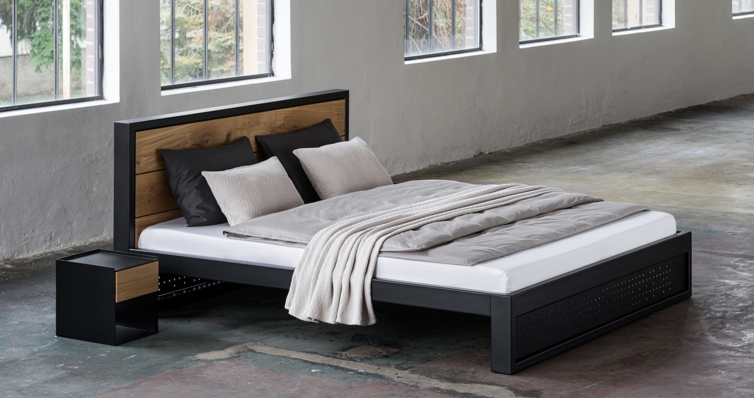 Bytelná kovová postel v moderním designu