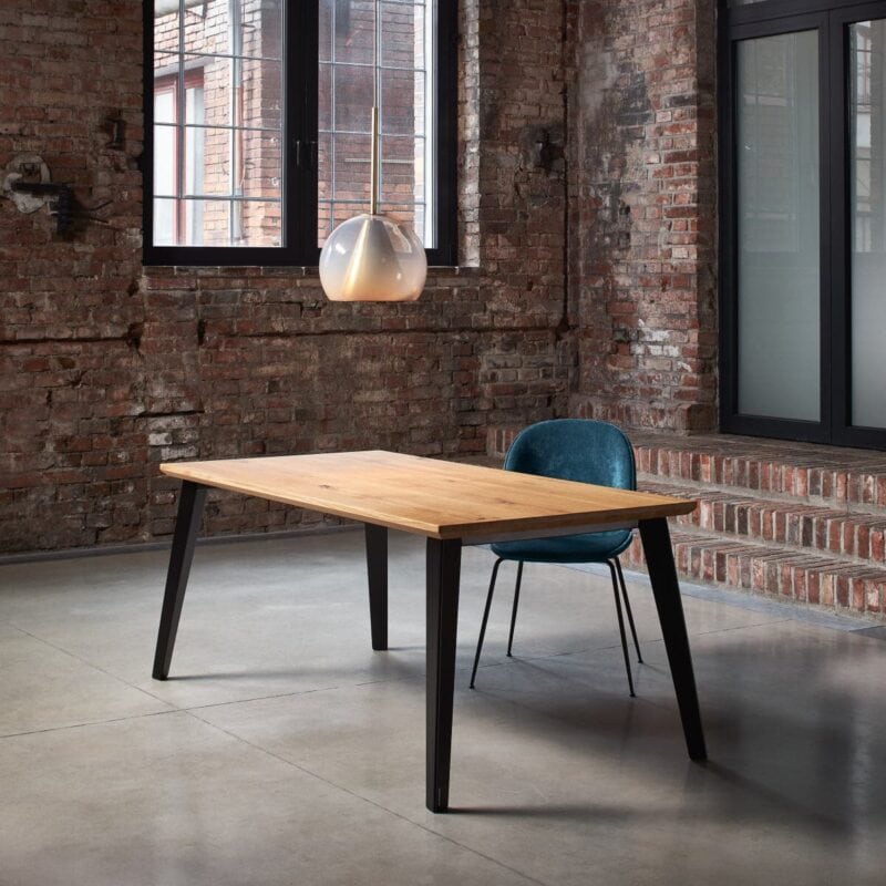 Designový jídelní stůl černé kovové nohy masivní dubová deska