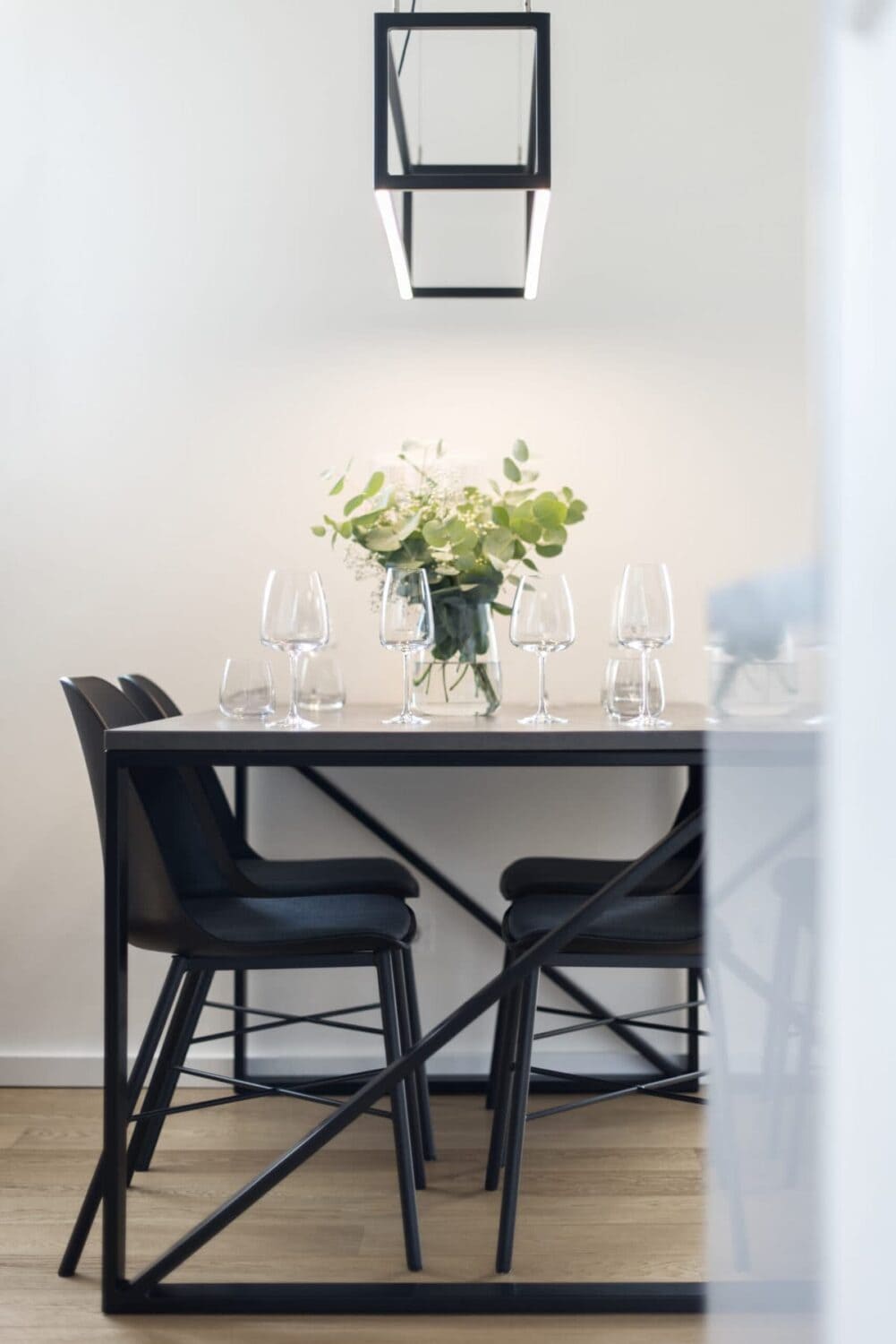 Jídelní stůl na zakázku s atypickým LED světlem. Design by PROSTOR interiors