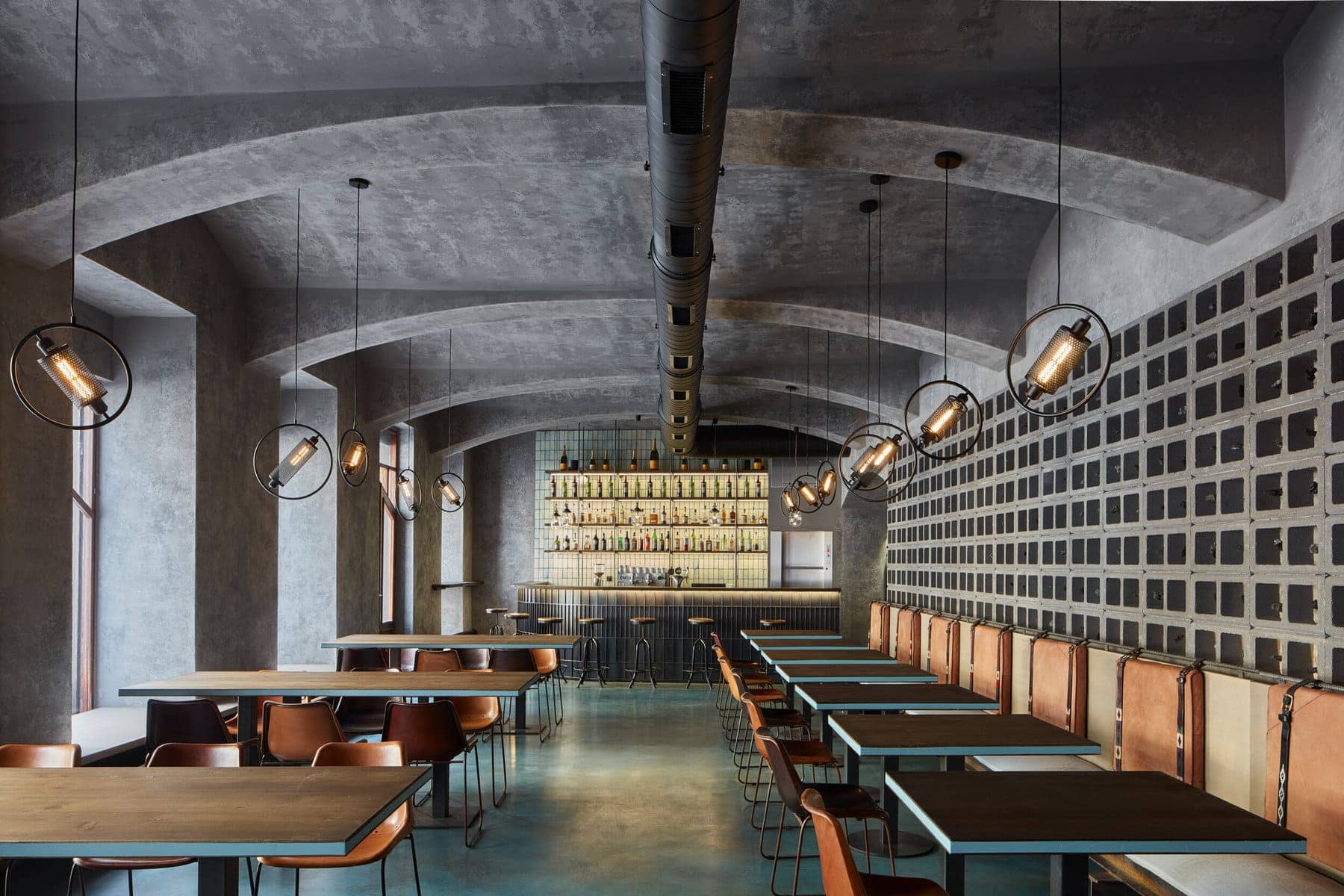 Moderní stolky do restaurace, kovové podnože na zakázku