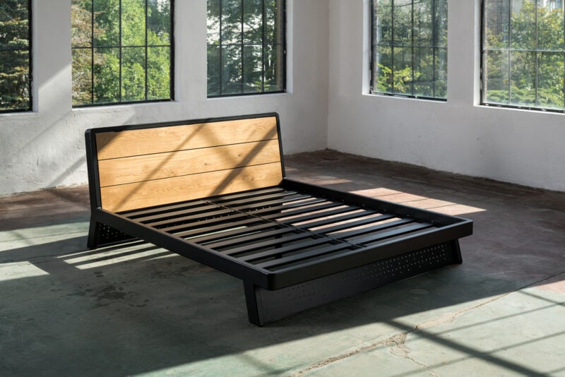 Designová kovová postel s pevným kovovým roštem